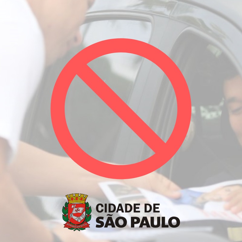 Imagem desfocada ao fundo de um rapaz entregando um panfleto para um motorista. Sobre esta imagem, um símbolo representa a ideia de proibido.